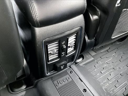 Used 2022 Jeep Grand Cherokee Laredo X AWD/4WD image 10