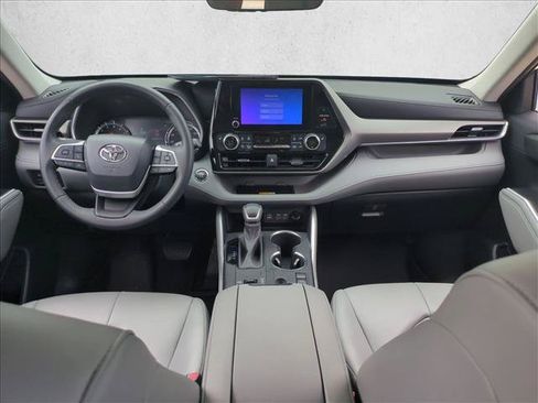 Used 2023 Toyota Highlander XLE FWD image 17
