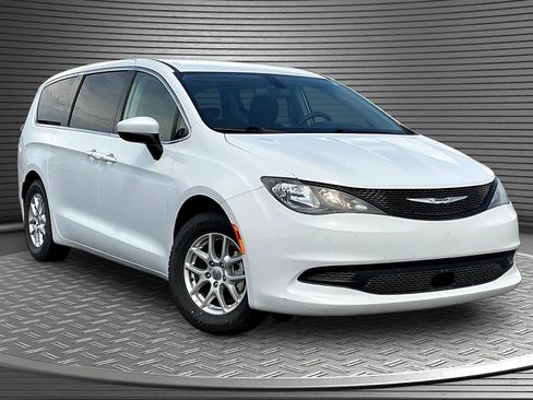 Used 2022 Chrysler Voyager LX FWD image 1