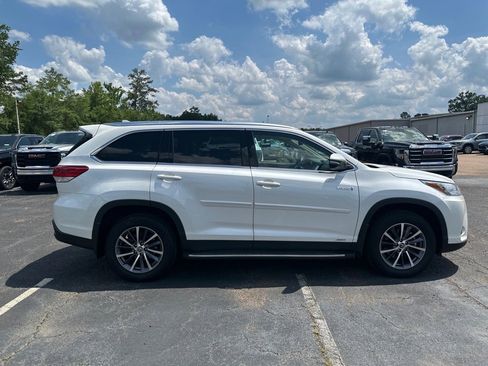 Used 2019 Toyota Highlander XLE image 3