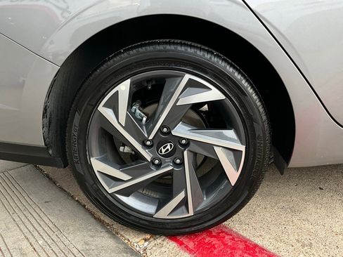 Used 2025 Hyundai Elantra SEL image 9