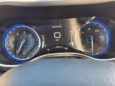 Used 2024 Chrysler Pacifica Touring-L FWD image 16