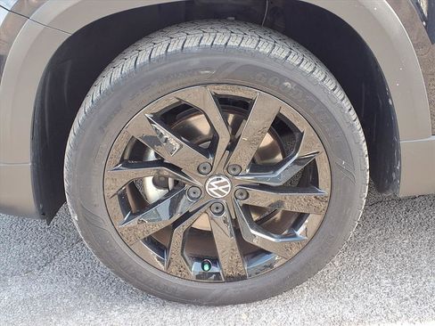 Certified 2024 Volkswagen Taos SE w/ Panoramic Sunroof Package image 9