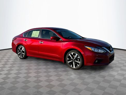 Used 2018 Nissan Altima 2.5 SR w/ Interior Lighting Package image 3