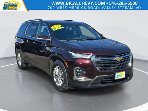 Used 2023 Chevrolet Traverse LT image 1