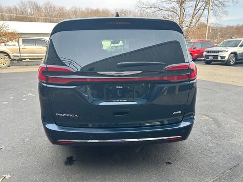 Used 2025 Chrysler Pacifica Select AWD/4WD image 4