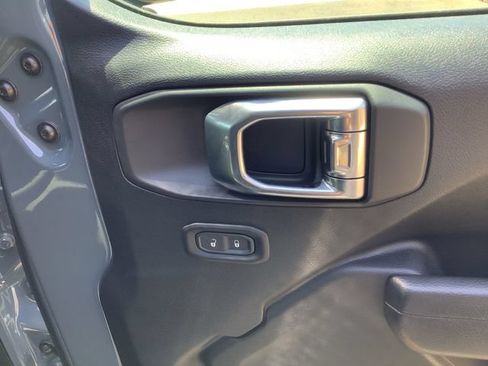 Used 2025 Jeep Wrangler Unlimited Rubicon w/ Convenience Group AWD/4WD image 40