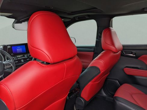 Used 2024 Toyota Highlander LE image 15