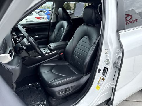 Used 2023 Toyota Highlander XLE AWD/4WD image 11