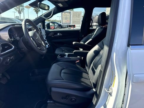 Used 2025 Chrysler Voyager LX FWD image 13