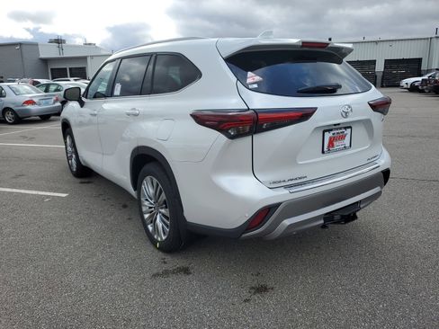 New 2026 Toyota Highlander Platinum image 3