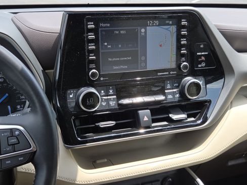 Used 2020 Toyota Highlander XLE AWD/4WD image 34