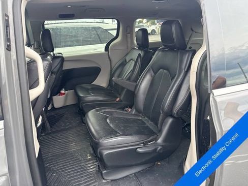 Used 2022 Chrysler Pacifica Touring-L w/ Uconnect Theater Family Group FWD image 11