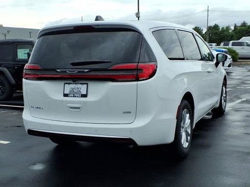 New 2027 Chrysler Pacifica Select AWD/4WD image 19