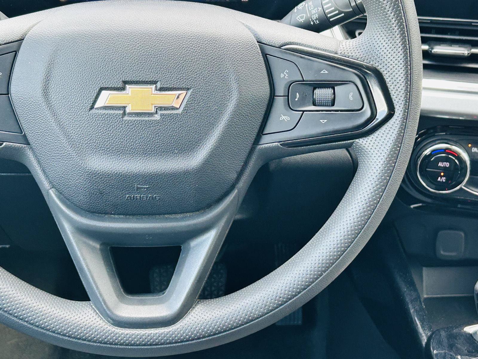Used 2025 Chevrolet Trax LT FWD image 14