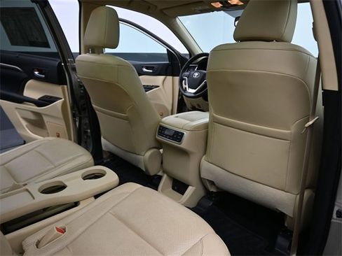 Used 2015 Toyota Highlander Limited image 27