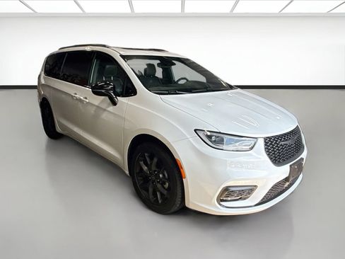 Used 2025 Chrysler Pacifica Limited FWD image 3