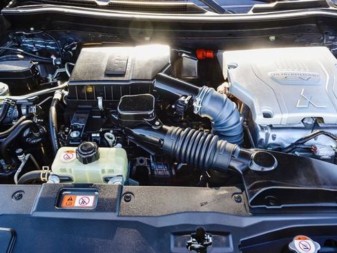 Used 2018 Mitsubishi Outlander 4WD Plug-In Hybrid image 31