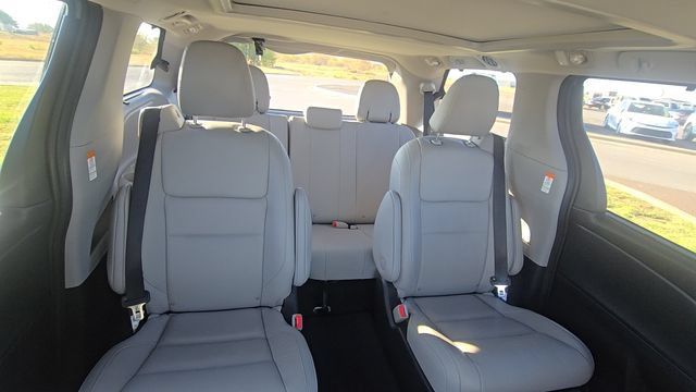 Used 2018 Toyota Sienna Limited FWD image 16