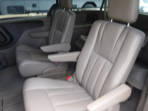 Used 2012 Chrysler Town & Country Touring-L w/ Premium Group FWD image 32