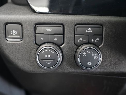 Used 2022 Chevrolet Silverado 1500 LT AWD/4WD image 23