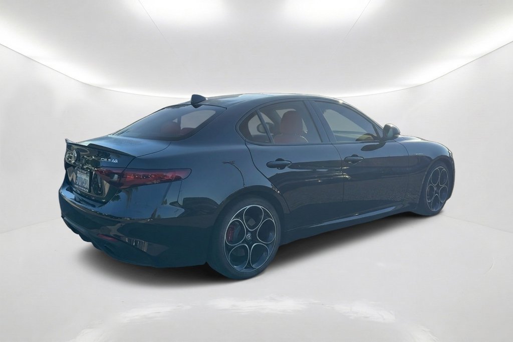 Used 2022 Alfa Romeo Giulia Veloce RWD image 6