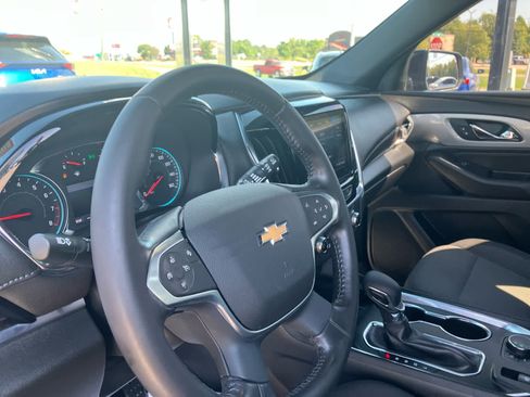 Used 2022 Chevrolet Traverse LT FWD image 9