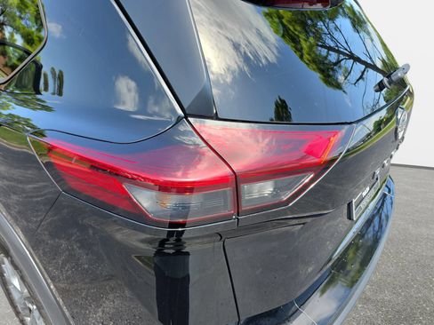 Used 2024 Nissan Rogue S FWD image 31