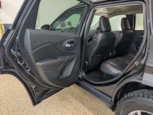 Used 2016 Jeep Cherokee Trailhawk w/ Trailer Tow Group image 12