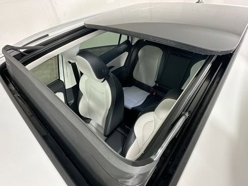 New 2025 Volkswagen Tiguan SE image 21