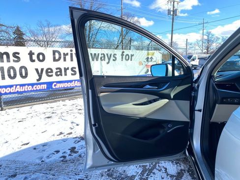 Used 2021 Buick Enclave Essence image 12