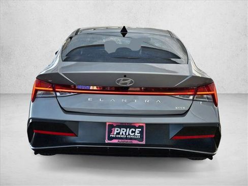 Used 2025 Hyundai Elantra Limited image 7
