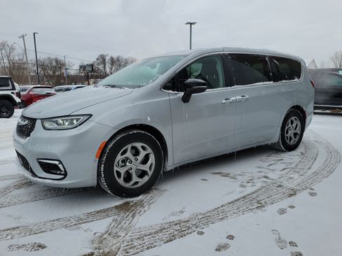 Used 2024 Chrysler Pacifica Limited w/ Trailer Tow Group image 2