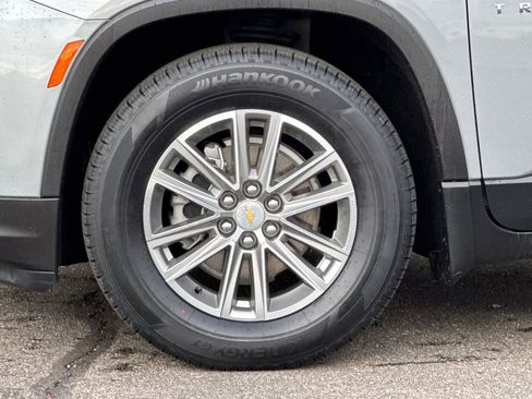 Used 2023 Chevrolet Traverse LT w/ Rear Camera Mirror Package image 27