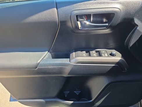 Used 2018 Toyota Tacoma TRD Sport w/ Technology Package AWD/4WD image 16