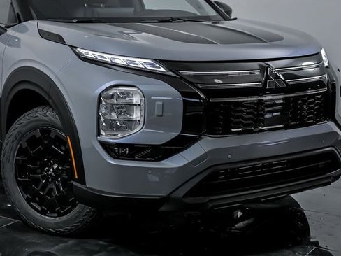New 2025 Mitsubishi Outlander AWD image 2