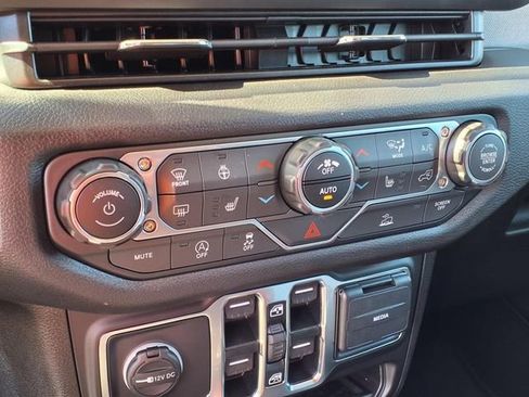 New 2025 Jeep Gladiator Sport image 15