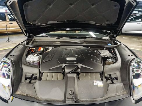 Used 2022 Porsche Cayenne Platinum Edition image 27