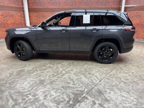 Used 2023 Jeep Grand Cherokee Altitude image 2