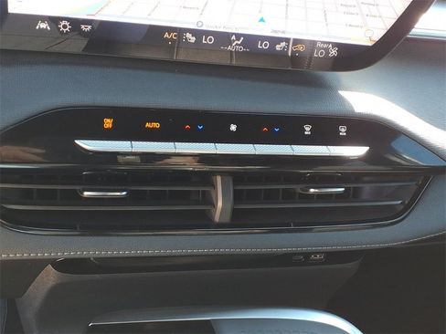 Used 2025 Buick Enclave Preferred image 18