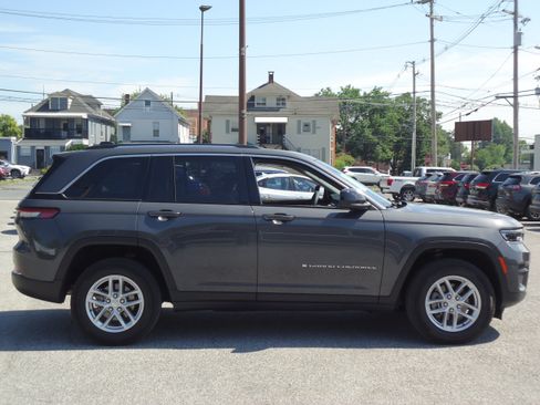 Used 2023 Jeep Grand Cherokee Laredo X AWD/4WD image 2
