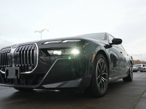 Used 2024 BMW 740i image 2