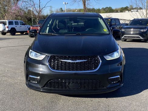 Used 2024 Chrysler Pacifica Select image 2