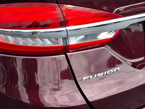 Used 2018 Ford Fusion SE w/ Fusion SE Technology Package FWD image 22