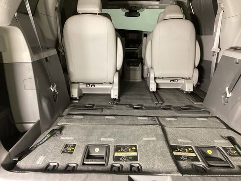 Used 2018 Toyota Sienna AWD image 23