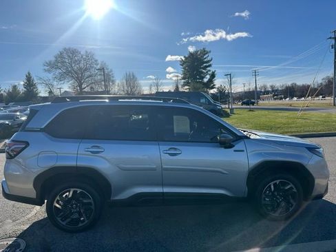 Used 2025 Subaru Forester Premium image 6