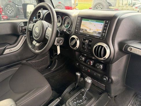 Used 2018 Jeep Wrangler Unlimited Rubicon w/ Connectivity Group AWD/4WD image 25
