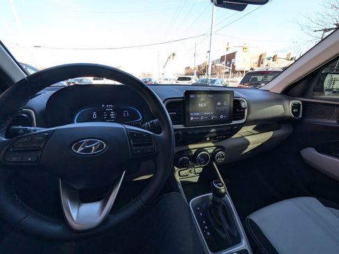 Used 2024 Hyundai Venue SEL image 21