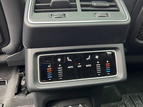 Used 2022 Audi e-tron Premium AWD/4WD image 18