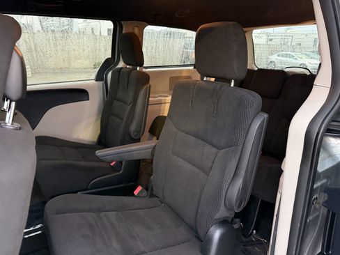 Used 2016 Dodge Grand Caravan SE image 17